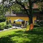 新特格拉本鲍尔公寓 *